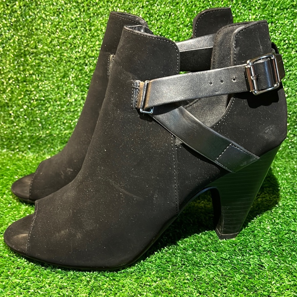 D💕 Black Suede Like Heeled Booties 10M